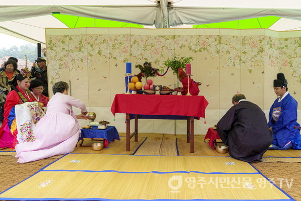 무섬마을 사람들이 전통혼례를 치루고 있다