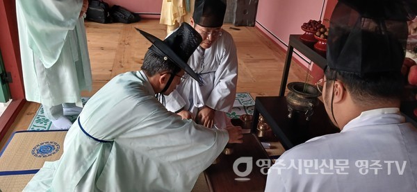 유정근 초헌관이 삼상향하고 있다.