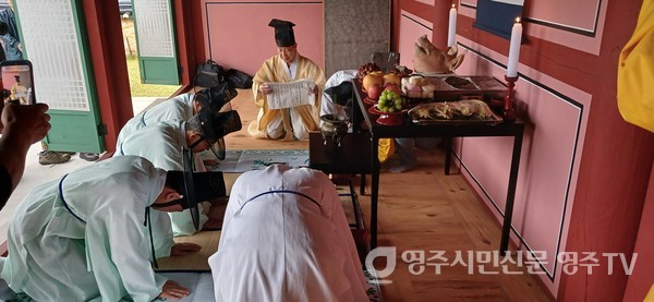 김홍걸 축관이 독축하고 있다.