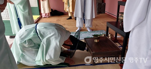 병기 아헌관이 헌작-재배하고 있다.