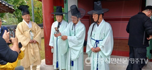 유정근 초헌관이 소지례를 행하고 있다.