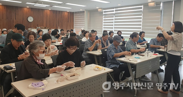 노인복지관 인문체험 모습