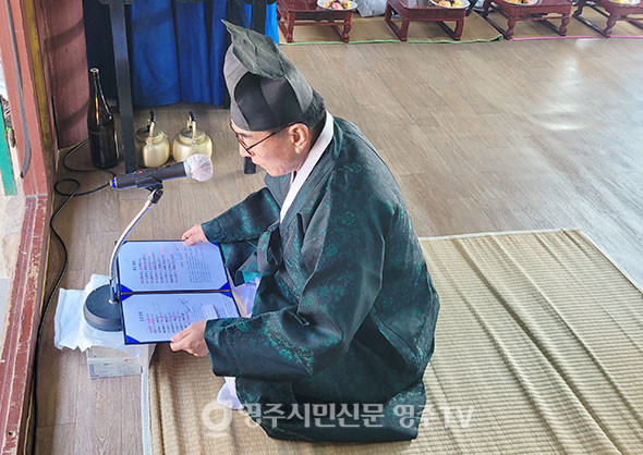 악빈례-악정(김종태)이 남유어가를 부르고 있다.