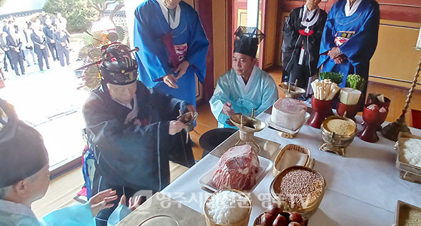 장성구 회원이 종헌관으로 참제 헌작하고 있다