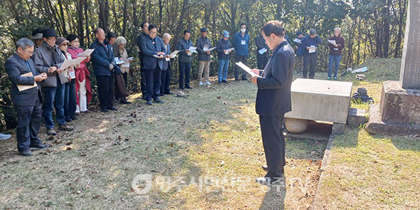 장헌문 회원이 정도전의 시 '구산은 내고향'을 낭송하고 있다