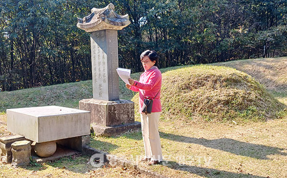손영희 회원이 정도전의 시 '촌거즉사'를 낭송하고 있다