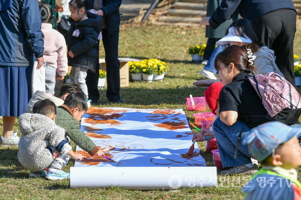 아이들이 부모님과 숲 그리기 체험