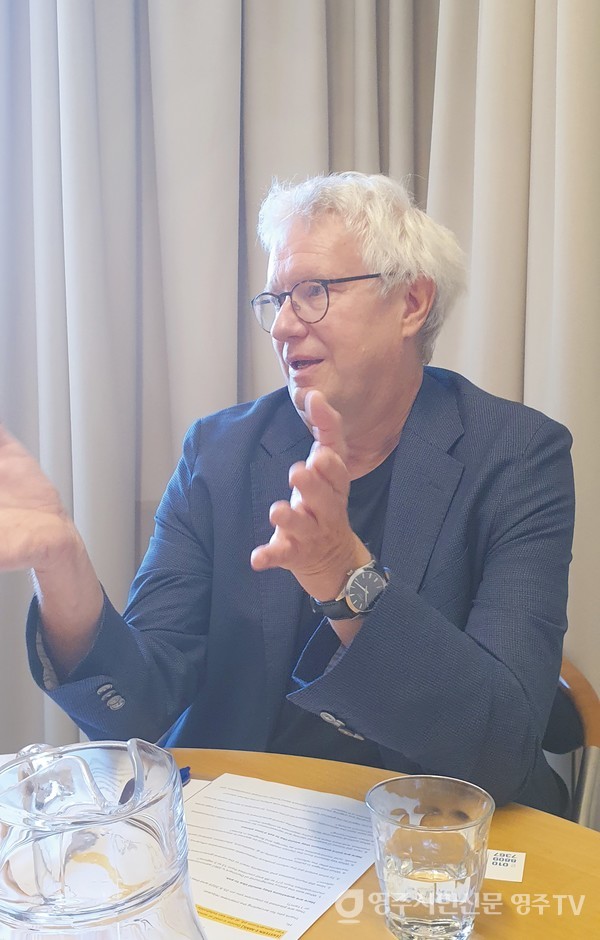 커트 홀베리 교수