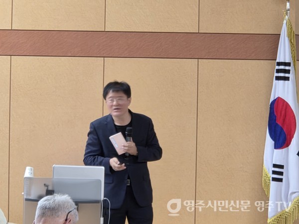 김슬옹 교수가 제1주제 발표를 하고 있다.