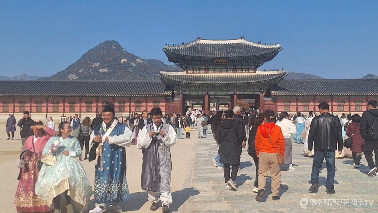 근정문 앞 마당에 많은 관광객들이 붐비고 있다.