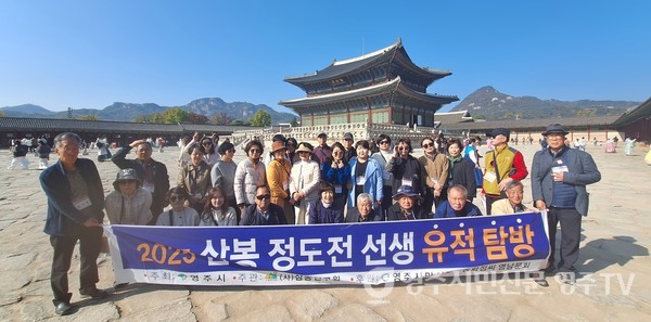 근정전 오른쪽에서 북악산과 인왕산을 배경으로