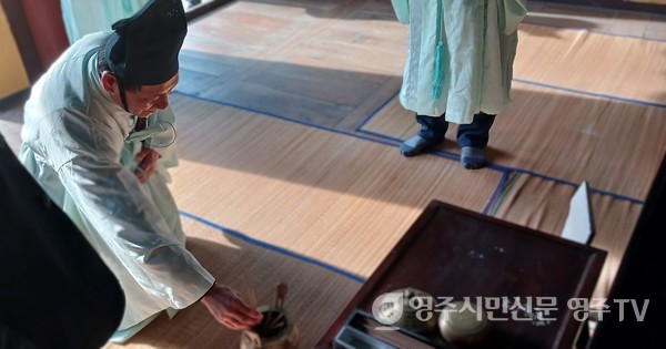 헌관이 삼상향하고 있다.