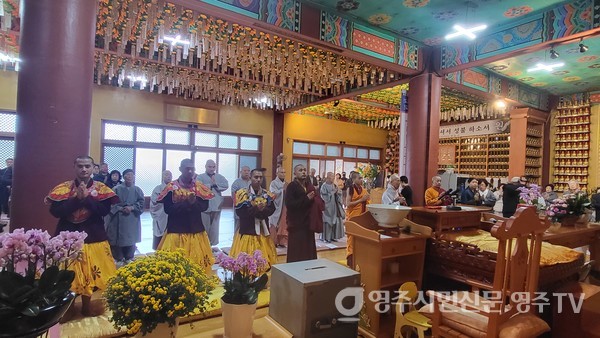 불전을 향해 부탄국의 환생고승 린포체 남가이 큰스님 등의 삼귀의례 장면