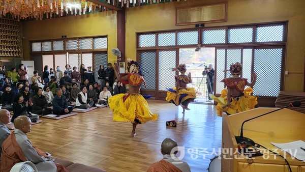 부탄국의 소남초펠 큰스님, 소남예쉬 큰스님, 우곈도지 큰스님의 퇴마의식으로 영주시의 안녕과 평화를 기원하는 장면