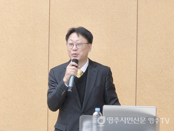 송치욱 교수가 제1주제 발표를 하고 있다.