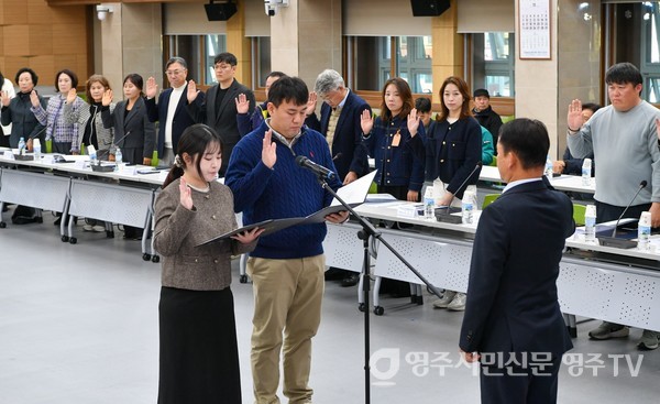 (좌) 이예인, 최우람 위원이 선서를 하고 있는 모습