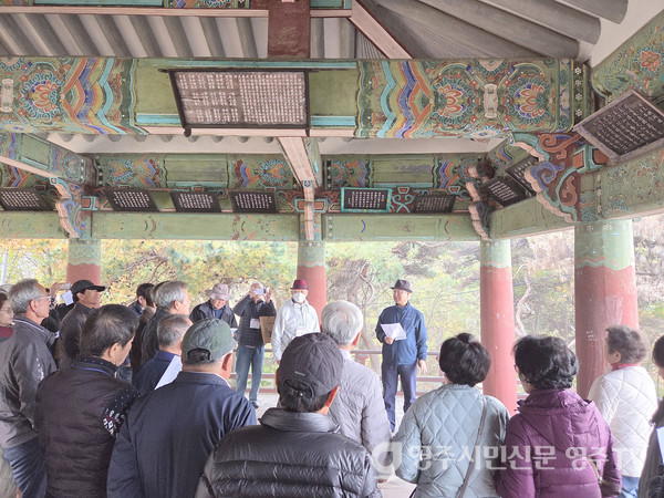 강구율 교수가 '제영호루'를 창하고 있다.