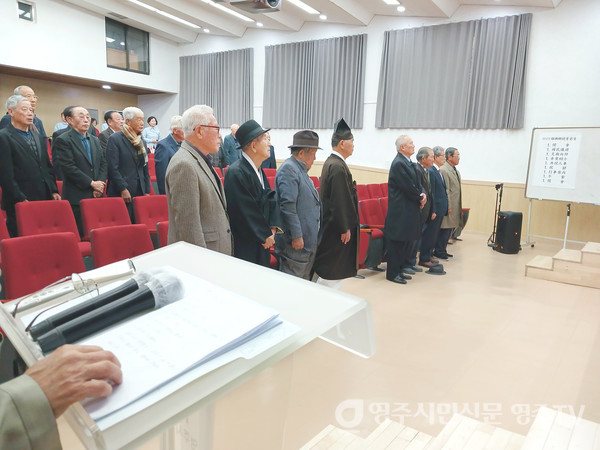 정남규 유림아 윤리헌장을 낭독하고 있다.