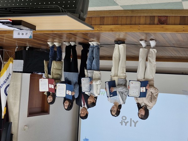 장헌문 회장이 장원상 시상을 하고 있다.