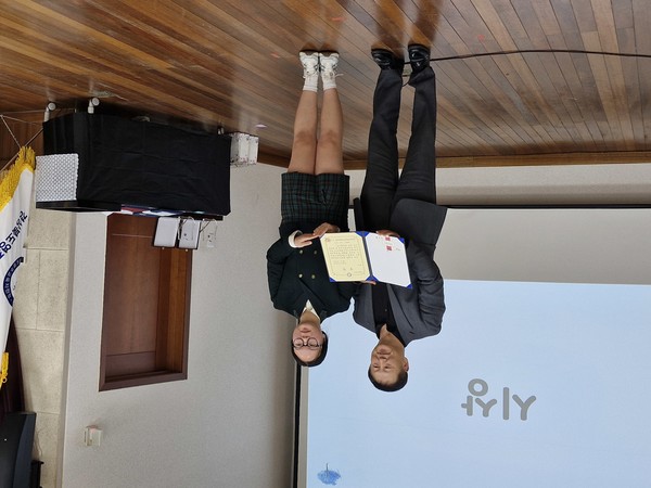 이용택 교육장이 대상 시상을 하고 있다.