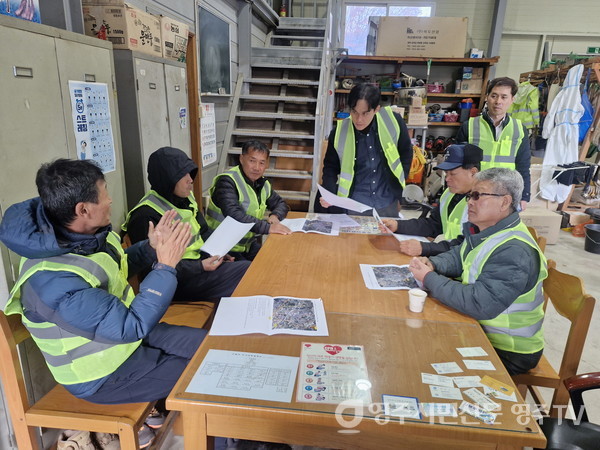 건설과 직원, 도로보수원, 임차기사 등 24여 명이 제설 작업 훈련에 참여한 모습
