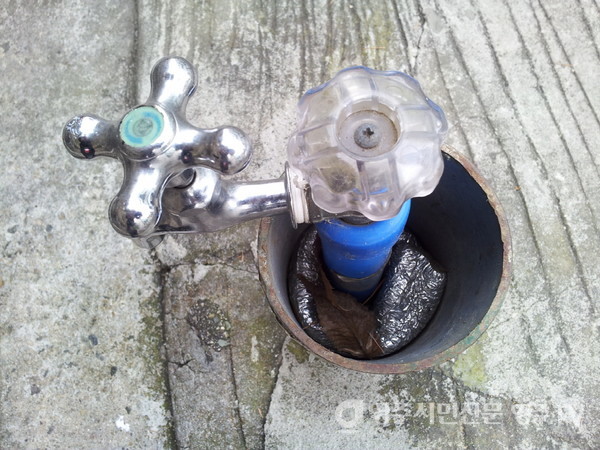 동파예방을 위해 수도에 보온재를 넣은 모습